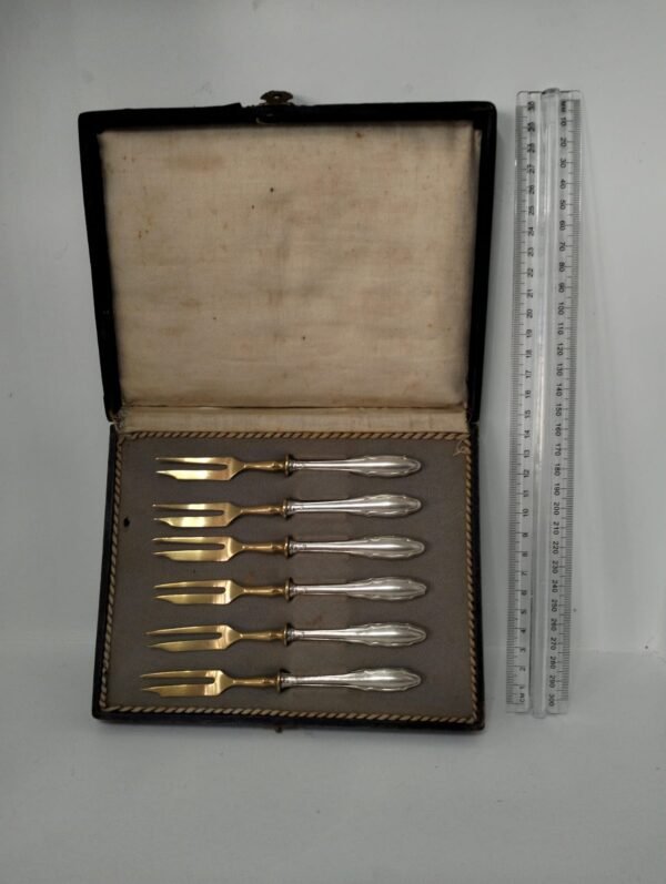 Boxed set of Cake forks in Silver plate with gilded heads1