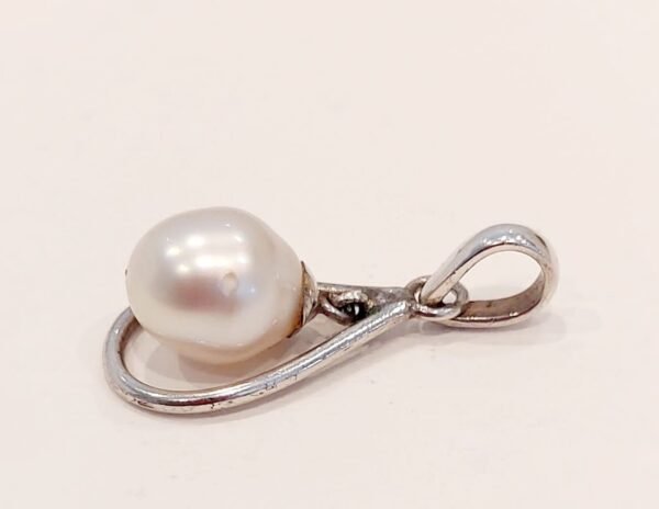 silver pendant with culture pearl