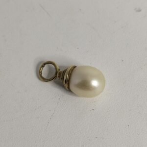 Affordable 9ct Gold pendant with cultured pearl