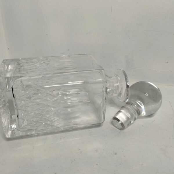 Glass Decanter square with a Round lid1