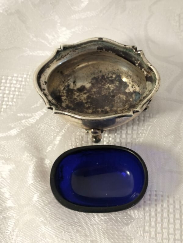 Lovely Sterling Silver 4 Footed Salt Cellar and Blue Lining - Image 3