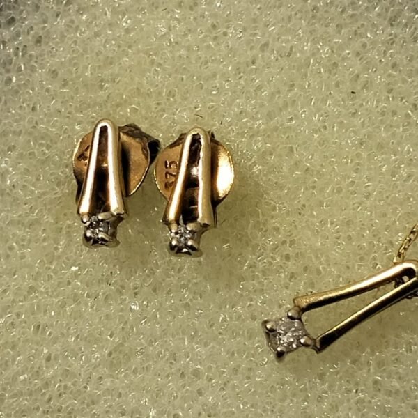 9ct Gold and diamond Pendant set - Image 2