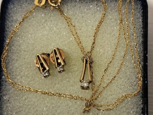 9ct Gold and diamond Pendant set - Image 4