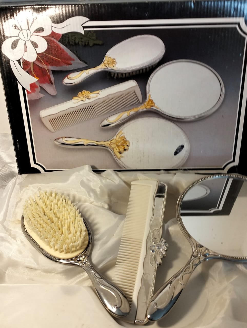 Vintage Art Nouveau 3 Piece Vanity Set 7 Vintage Art Nouveau 3 Piece Vanity Set - Image 7