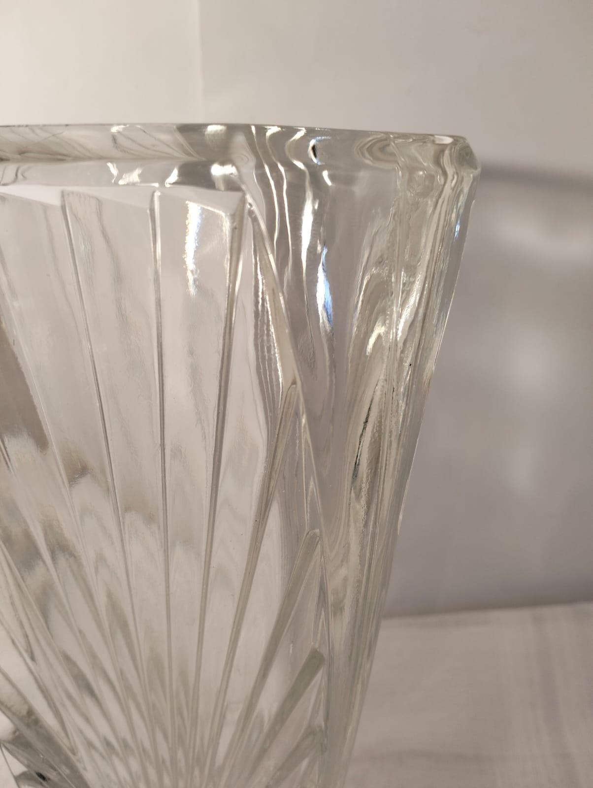 Beautiful Vintage glass flower vase 3 Beautiful Vintage glass flower vase - Image 3
