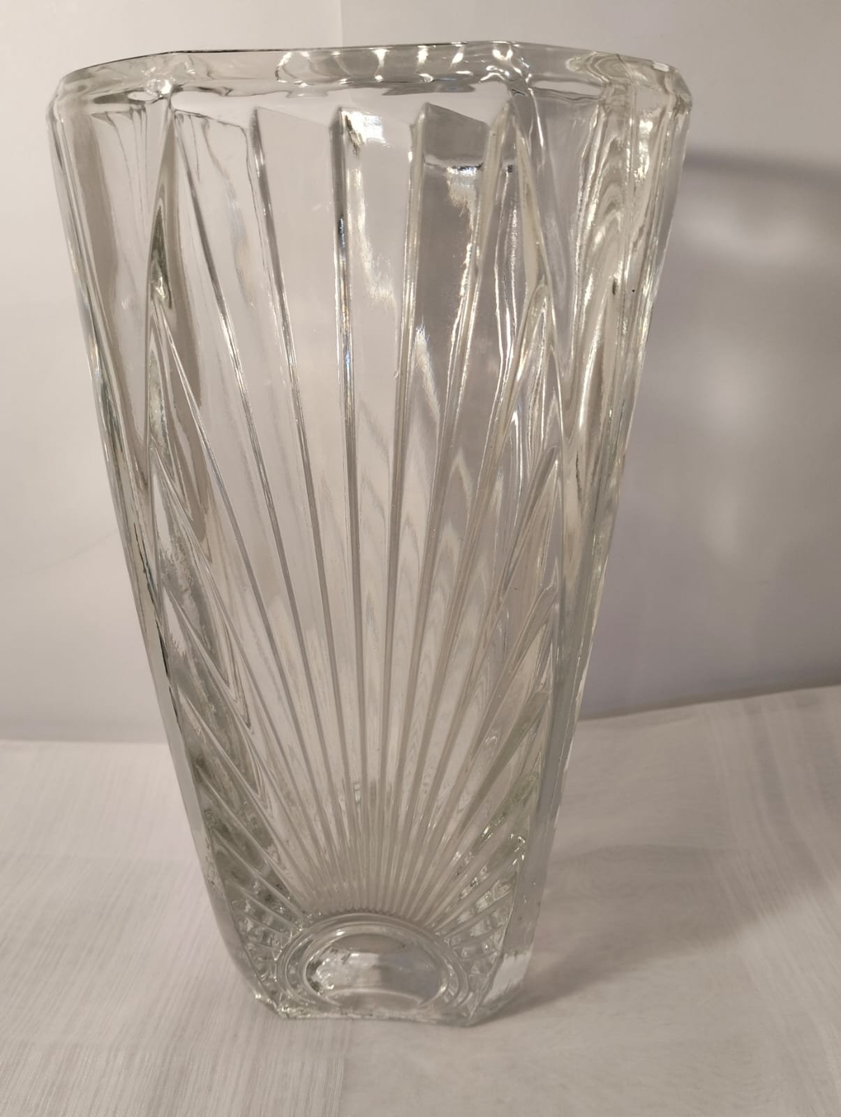 Beautiful Vintage glass flower vase 1 Beautiful Vintage glass flower vase