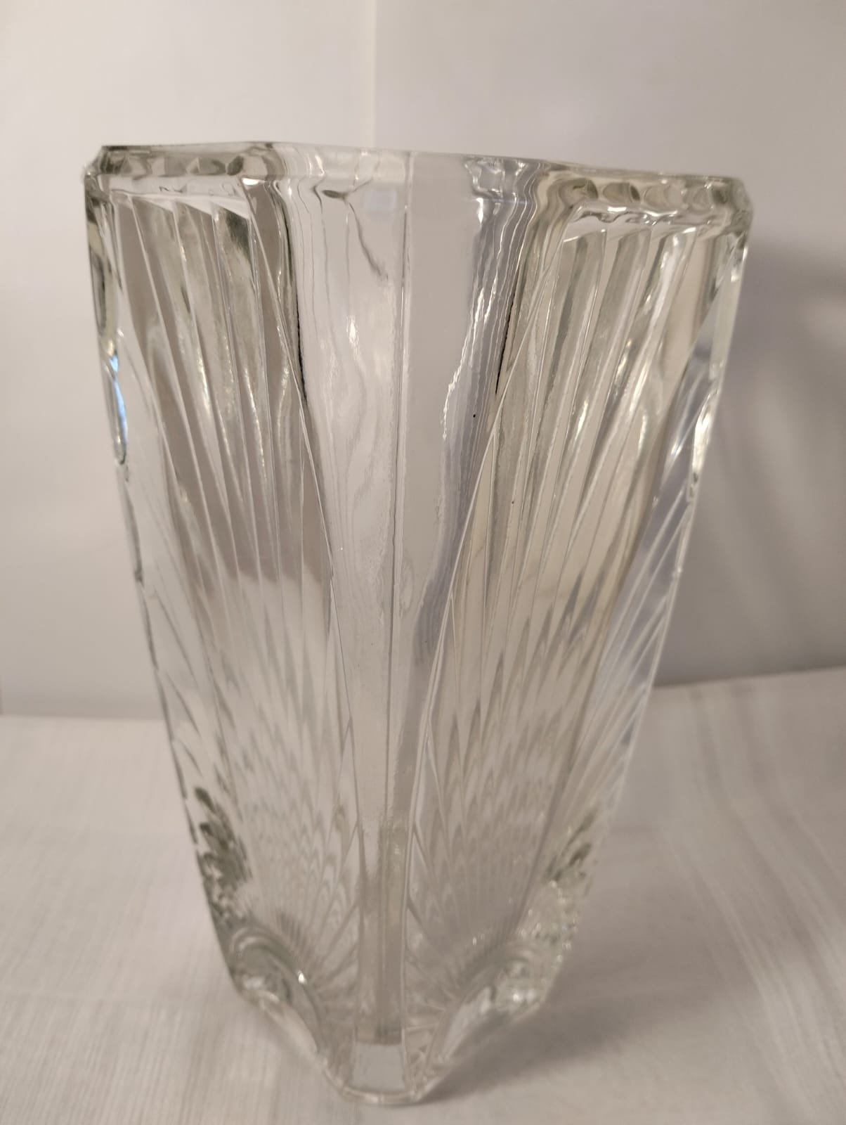 Beautiful Vintage glass flower vase 5 Beautiful Vintage glass flower vase - Image 5