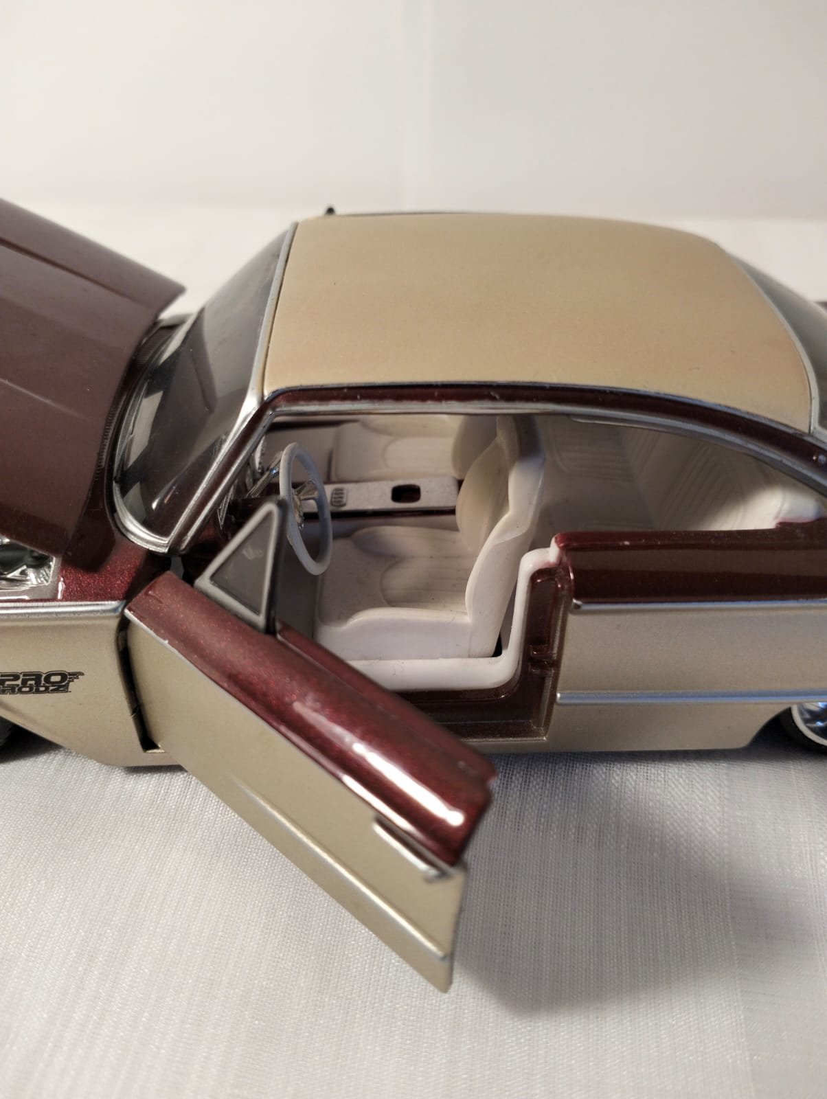Maisto Pro Rodz 1960 Ford Starliner Model