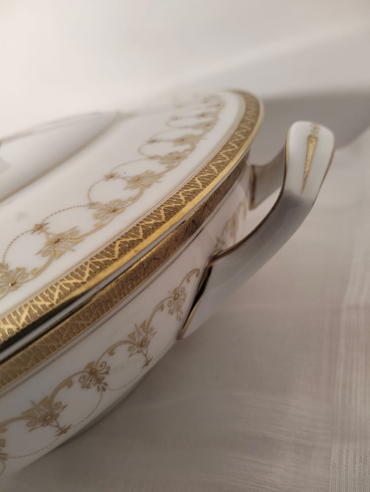 Royal Worcester ‘Imperial White' Lidded Vegetable Dish 10 Royal Worcester ‘Imperial White' Lidded Vegetable Dish - Image 10