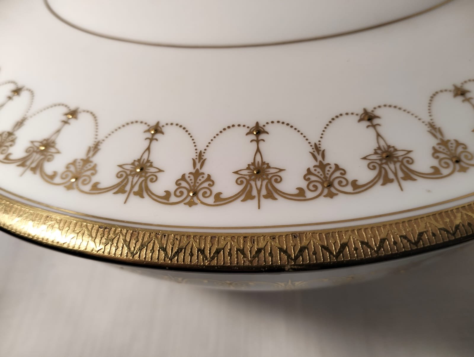 Royal Worcester ‘Imperial White' Lidded Vegetable Dish 2 Royal Worcester ‘Imperial White' Lidded Vegetable Dish - Image 2
