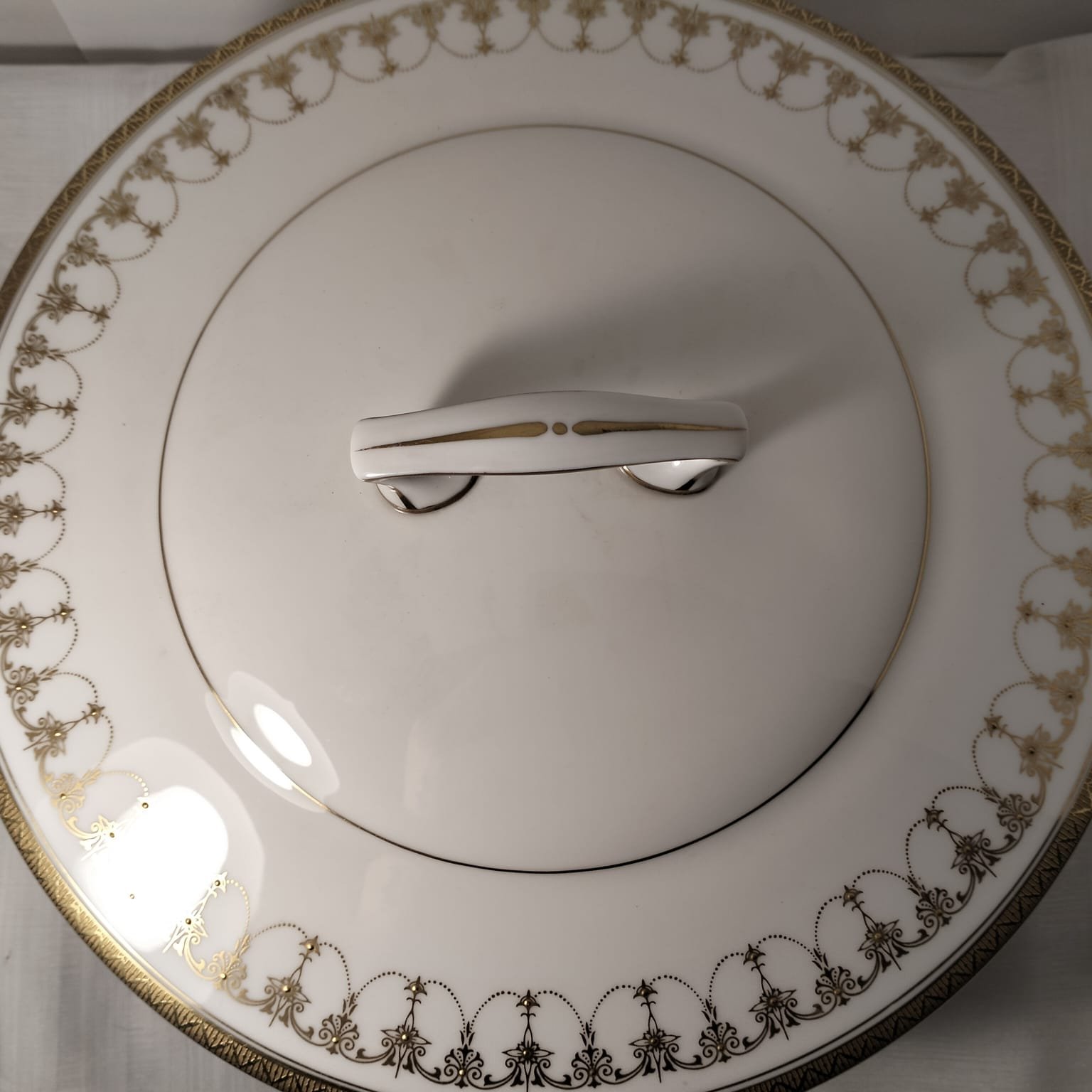 Royal Worcester ‘Imperial White' Lidded Vegetable Dish 5 Royal Worcester ‘Imperial White' Lidded Vegetable Dish - Image 5