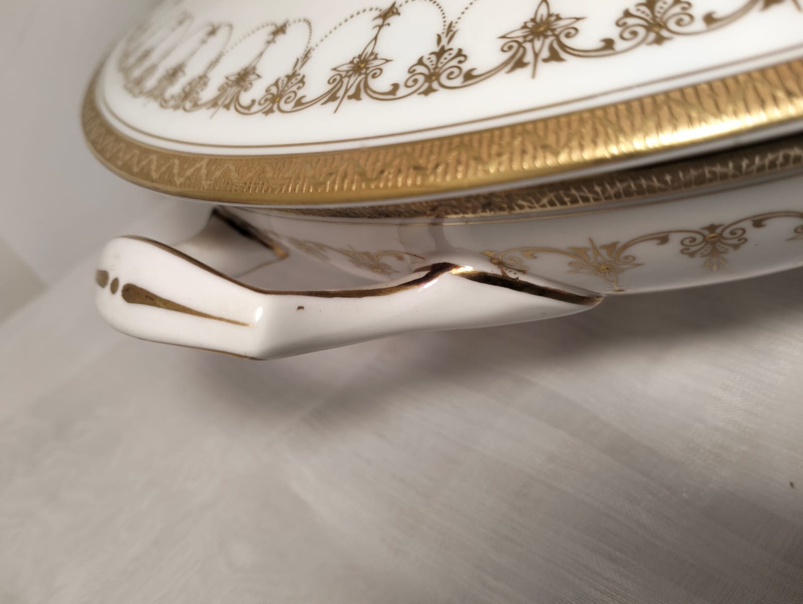 Royal Worcester ‘Imperial White' Lidded Vegetable Dish 6 Royal Worcester ‘Imperial White' Lidded Vegetable Dish - Image 6