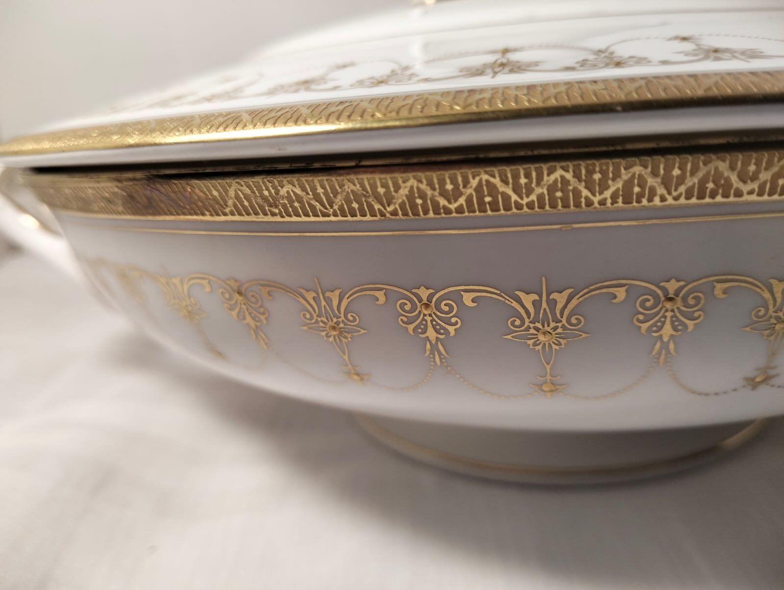 Royal Worcester ‘Imperial White' Lidded Vegetable Dish 7 Royal Worcester ‘Imperial White' Lidded Vegetable Dish - Image 7