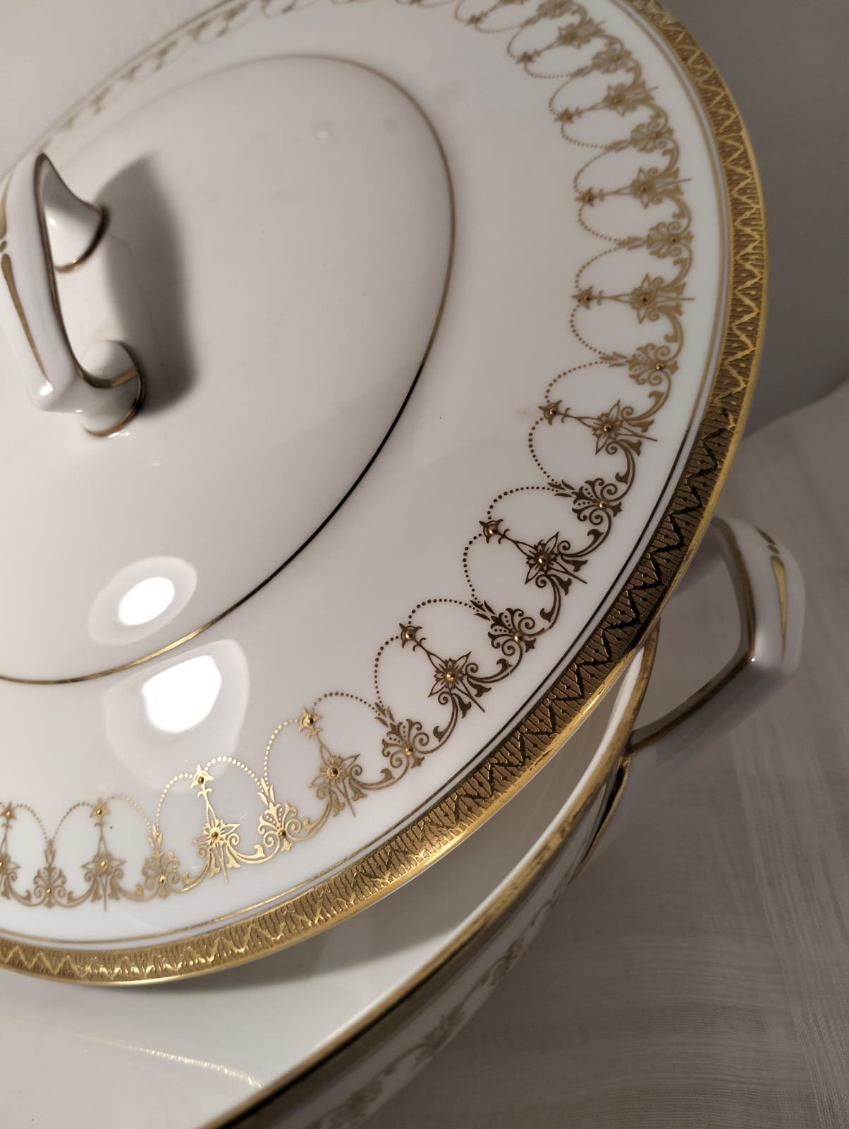 Royal Worcester ‘Imperial White' Lidded Vegetable Dish 8 Royal Worcester ‘Imperial White' Lidded Vegetable Dish - Image 8