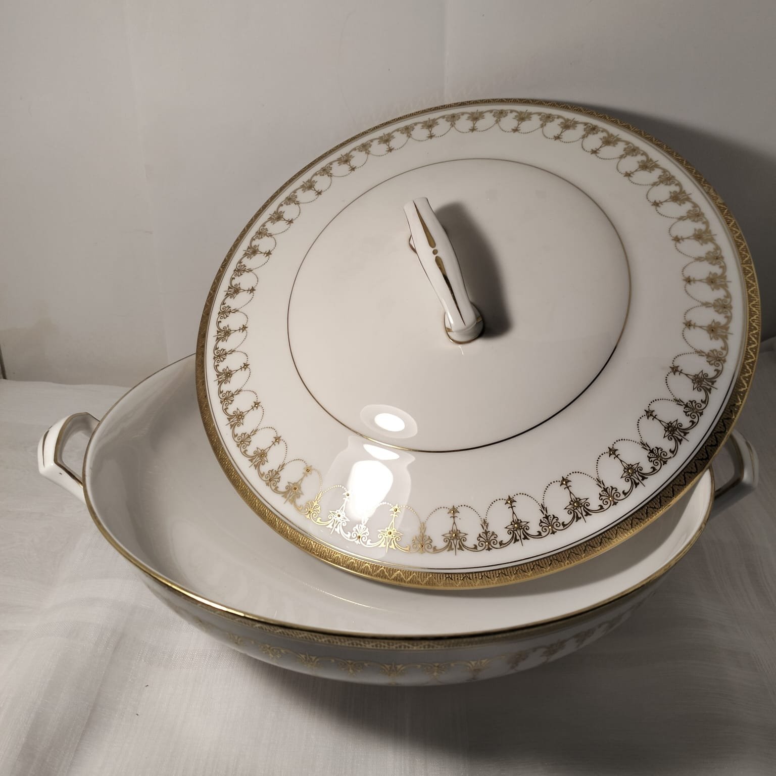 Royal Worcester ‘Imperial White' Lidded Vegetable Dish 1 Royal Worcester ‘Imperial White' Lidded Vegetable Dish