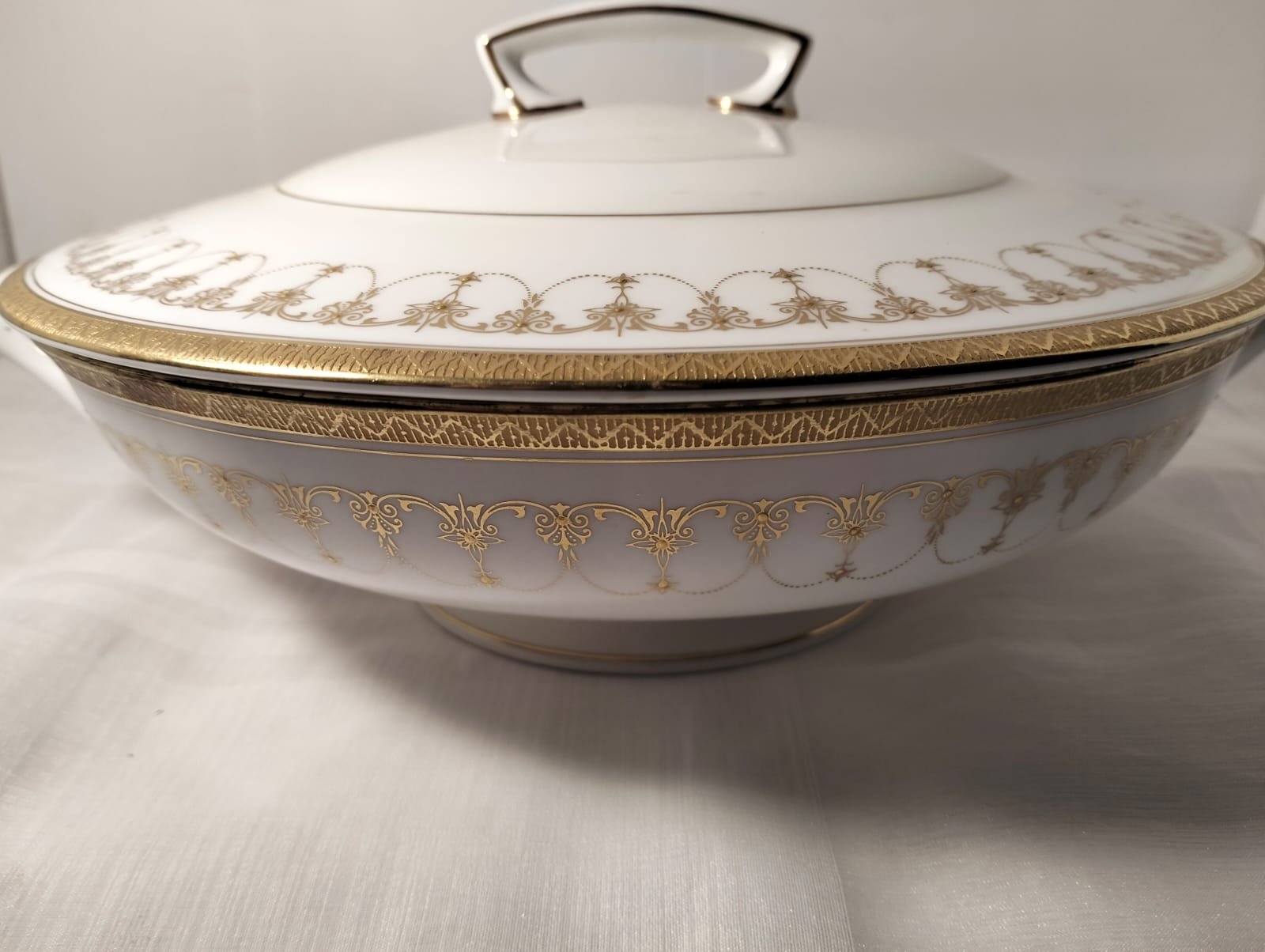 Royal Worcester ‘Imperial White' Lidded Vegetable Dish 11 Royal Worcester ‘Imperial White' Lidded Vegetable Dish - Image 11