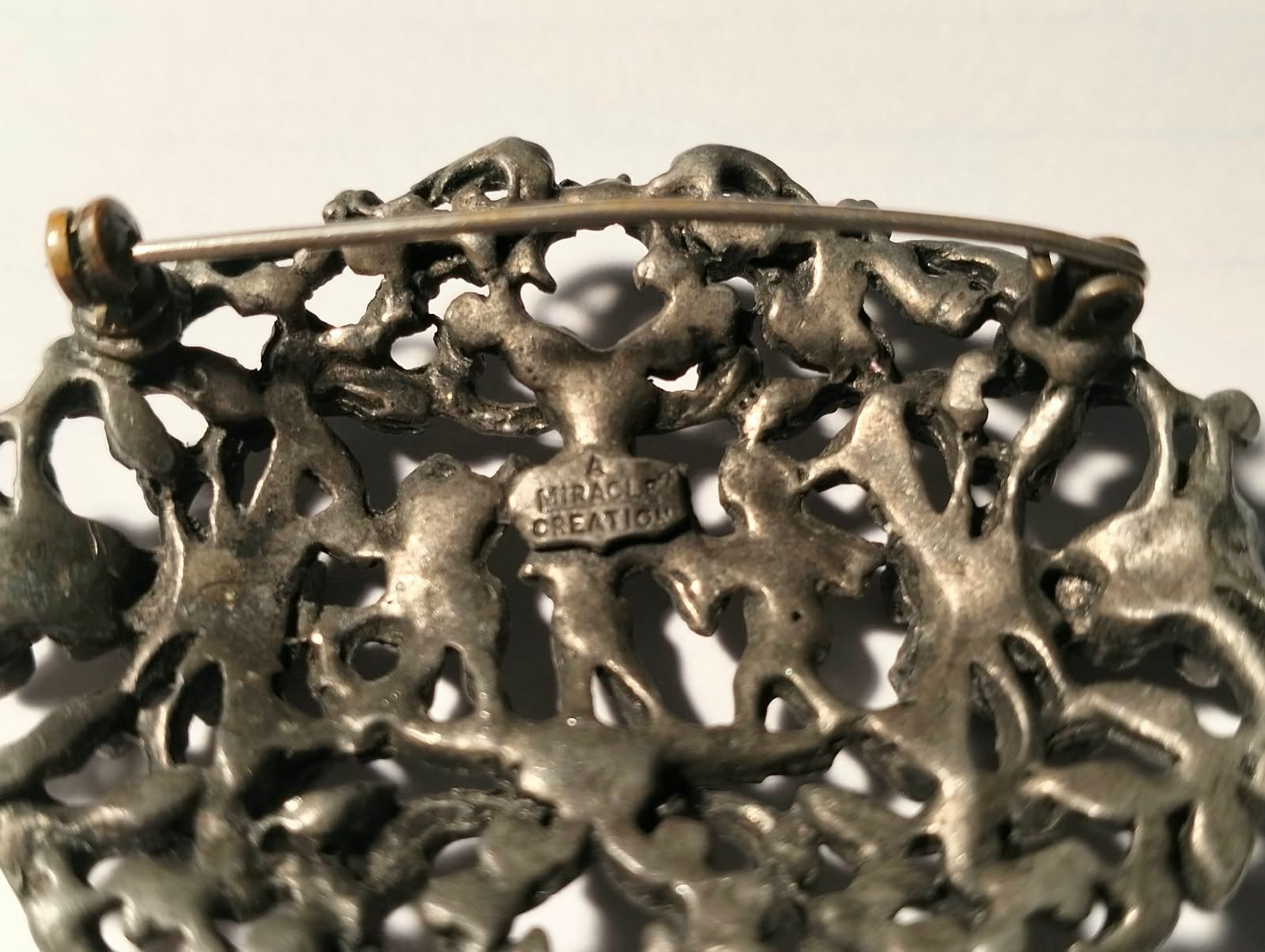 Lovely Vintage Three Cherubs Openwork Brooch 3 Lovely Vintage Three Cherubs Openwork Brooch - Image 3
