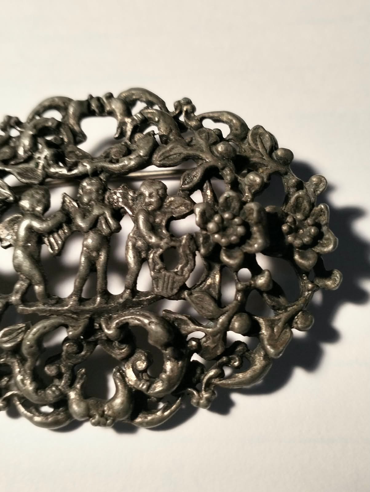 Lovely Vintage Three Cherubs Openwork Brooch 5 Lovely Vintage Three Cherubs Openwork Brooch - Image 5